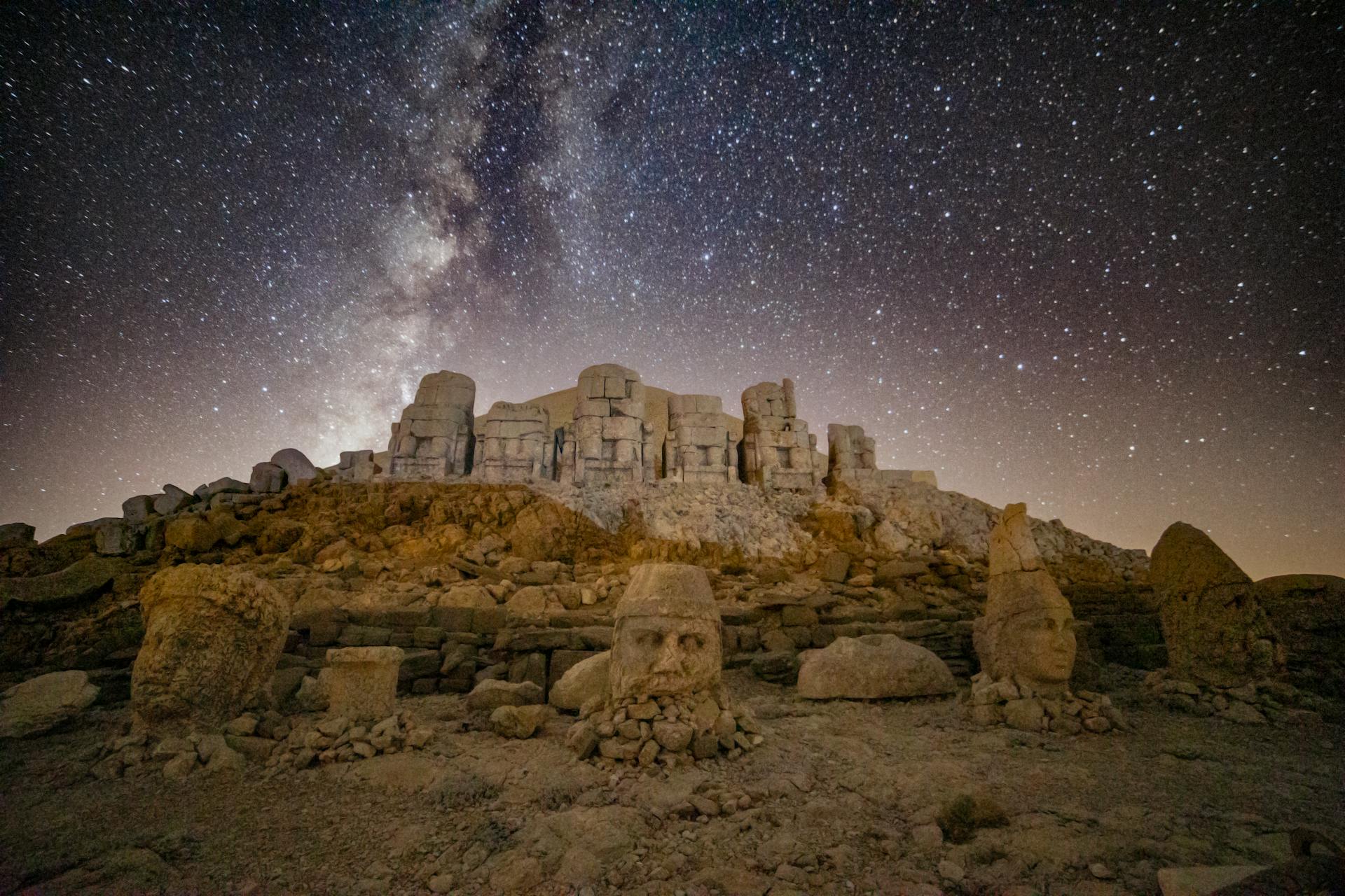 Ancient Skywatchers: The Forgotten Lineages of Astrology