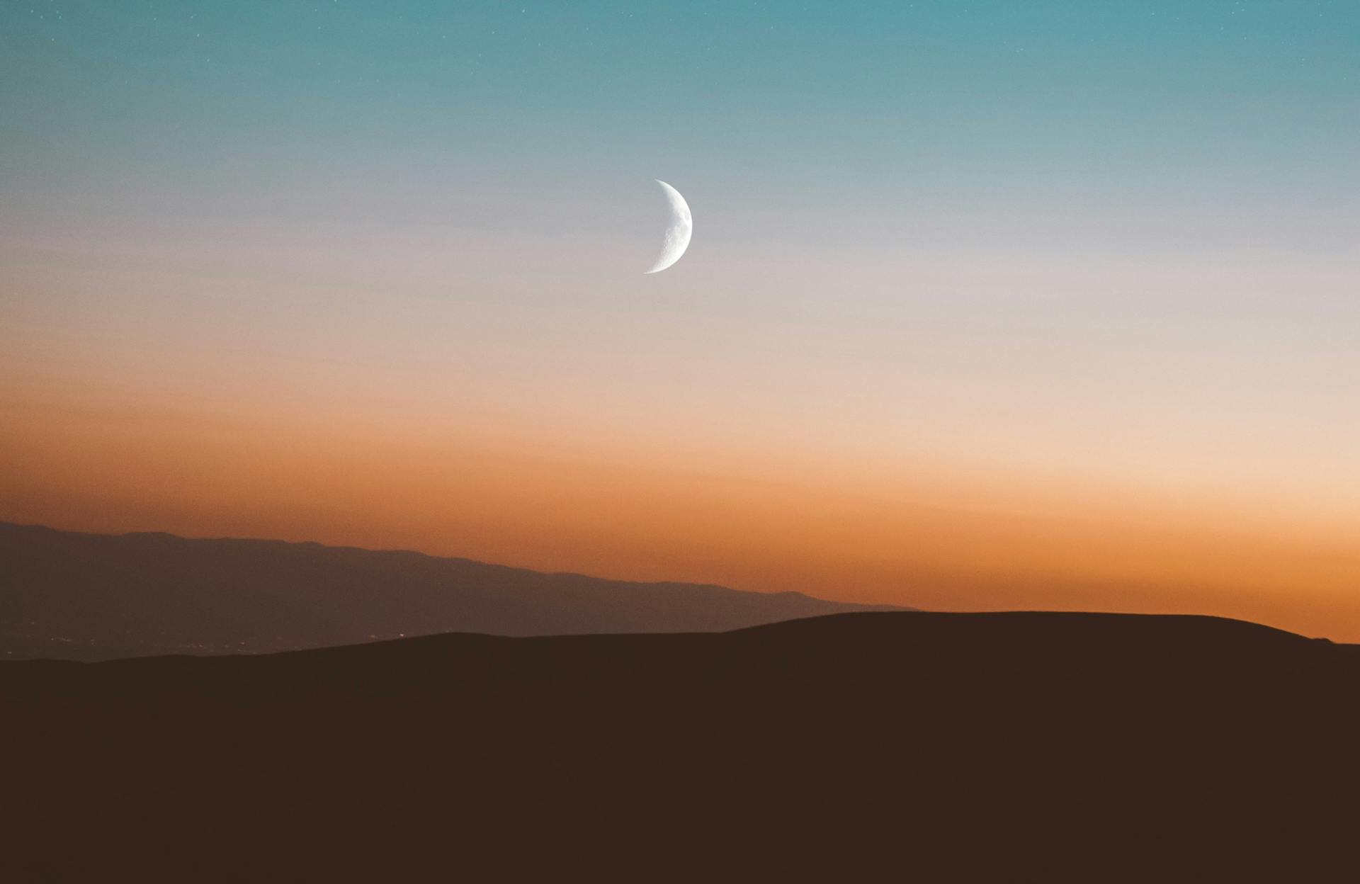 First Quarter Moon Ritual: Overcoming Resistance and Building Momentum