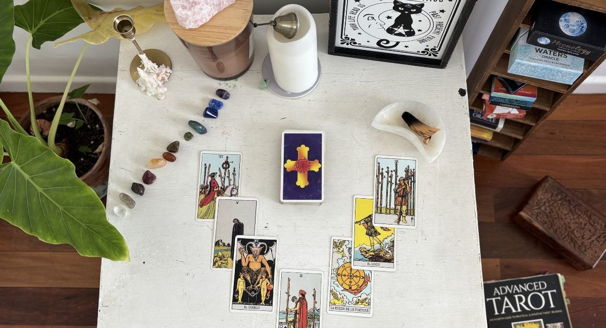 Horseshoe Tarot Spread for Understanding the Path Ahead