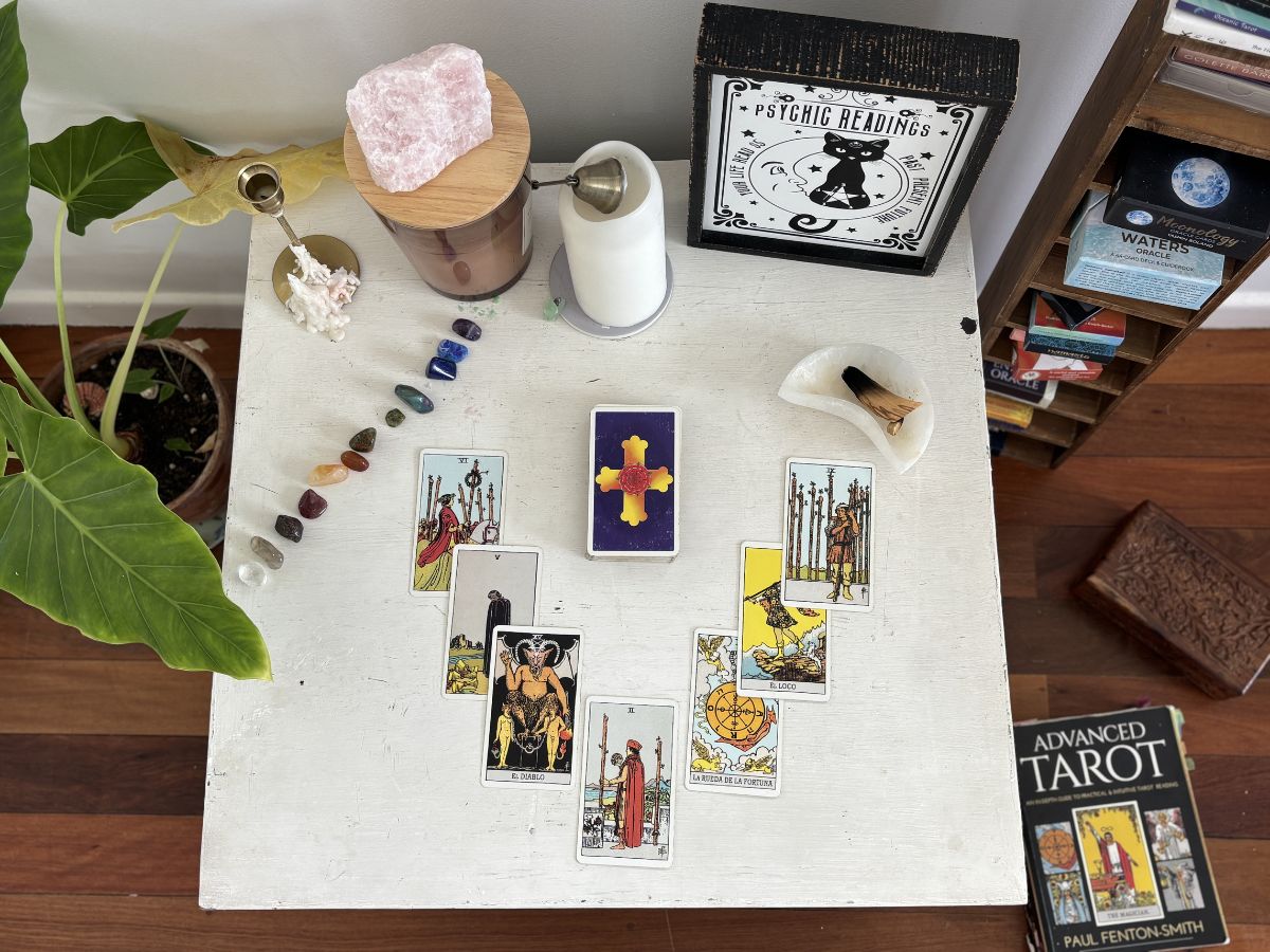 Horseshoe Tarot Spread for Understanding the Path Ahead