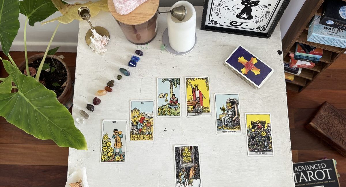 Fan Tarot Spread for Exploring Influences Around a Situation